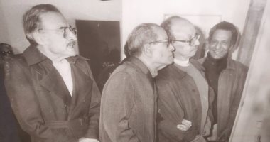 حرافيش نجيب محفوظ.. صورة نادرة تجمع أديب نوبل بأصدقائه أحمد مظهر وجميل شفيق