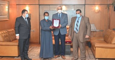 رئيس جامعة الفيوم يكرم عامل نظافة عثر على 400 ألف جنيه وسلمها للشرطة