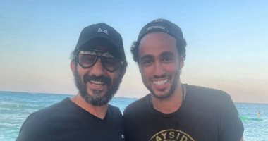 رامى عاشور فى صورة جديدة مع أحمد حلمى: "نقفل الصيف بالراجل الجميل ده"