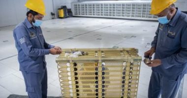 صيانة 1500 دولاب مطلى باللون الذهبى مخصصة للمصاحف بالمسجد الحرام.. صور
