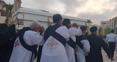 وصول جثمان الأنبا بطرس أسقف القناطر إلى كاتدرائية العباسية للأقباط الأرثوذكس
