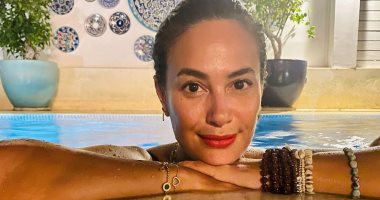 هند صبري تودع الصيف بإطلالة مميزة من حمام السباحة: "باي باي"