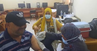 مجموعات متنقلة لتطعيم الموظفين والعاملين بمدينة البياضية بالأقصر.. صور