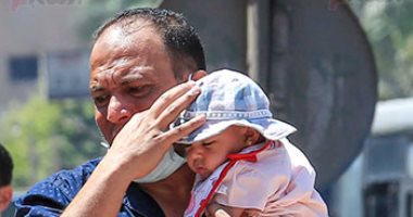 المصريون يودعون حر أغسطس بالشمسية والجرنال والمياه.. ألبوم صور