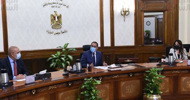رئيس الوزراء يتابع الموقف التنفيذى لمشروعات "حياة كريمة" بعدد من المحافظات.. وزير الإسكان يستعرض المشروعات الخدمية والتنموية بـ25 مركزا فى 10 محافظات.. ومستهدف تطوير 1385 طريقا وإنشاء 578 وحدة صحية ومركزا طبيا