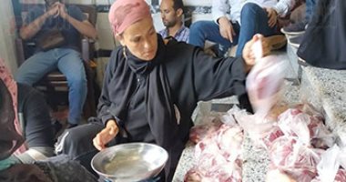 أسرة طفل المحلة تذبح عجلا فرحا بتحريره من أيدى المختطفين.. لايف وصور