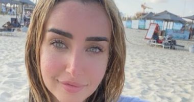  أحمد فهمى بعد نشر هنا الزاهد صورة على شاطئ البحر :"خلى الساحل ينفعك بقى"
