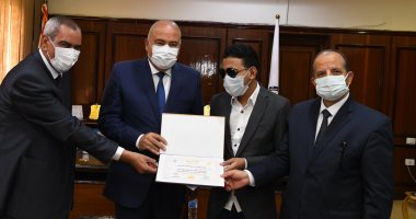 محافظ قنا يكرم طالبين كفيفين لحصولهما على مراكز متقدمة بالثانوية العامة