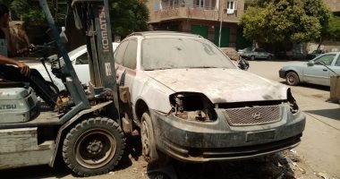 محافظة الجيزة ترفع السيارات المتهالكة من الشوارع.. صور