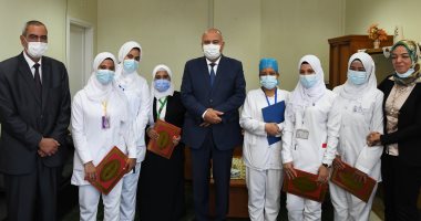 محافظ قنا يكرم طاقم التمريض بمستشفى التأمين الصحى لاهتمامهم بطفل مصاب بالسرطان