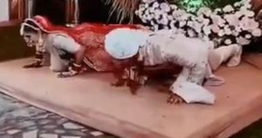 هنديان يبهران الحضور بتأدية تمارين ضغط خلال حفل زفافهما .. فيديو