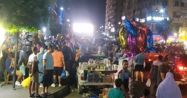 المصيف مصدر دخل لأهالى مطروح.. شاهد انتعاش الأسواق ليلا.. لايف وصور