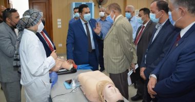 رئيس جامعة دمياط يستقبل لجنة فحص كلية الطب