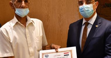 بعمر 73 عاما.. محافظ الفيوم يكرم أكبر طالب حصل على شهادة الثانوية العامة.. صور