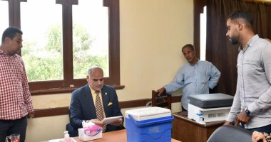 رئيس جامعة الأقصر يتابع أعمال تطعيم أعضاء هيئة التدريس والعاملين بلقاح كورونا