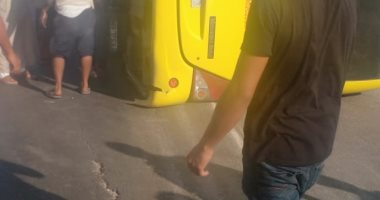 انقلاب أتوبيس رحلات على الطريق الدولى الساحلى وإصابة سائقه
