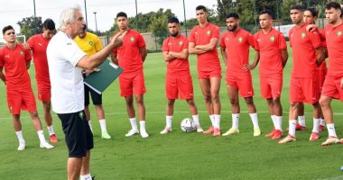 مدرب المغرب يكشف كواليس احتجاز بعثة المنتخب فى غينيا بسبب الأوضاع الأمنية