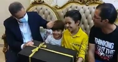 محافظ الغربية يزور الطفل زياد البحيرى بمنزله ويقدم له هدية.. فيديو وصور
