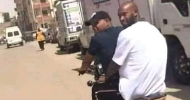 شيكابالا يستقل دراجة نارية ويلتقط صور مع الجماهير خلال زيارته لأسوان.. صور