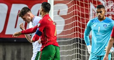 كريستيانو رونالدو ينجو من الطرد بعد الاعتداء على مدافع إيرلندا.. فيديو