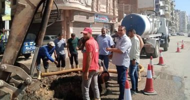 كسر بخط طرد محطة صرف عزبة عقل بشارع عبد السلام عارف بحى غرب المنصورة ..صور