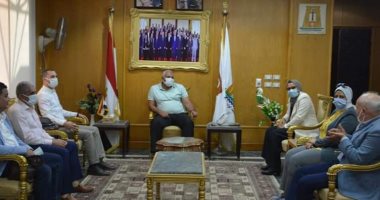 محافظ الوادى الجديد يلتقى وفد محافظة كفر الشيخ لبحث مشروع الجذب السكانى