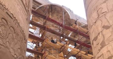 فريق الترميم بالكرنك يظهرون ألوانا جديدة مميزة على أعمدة صالة المعبد.. صور