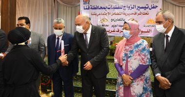 وسط أجواء من الفرحة والزغاريد.. محافظ قنا يسلم جهاز عرائس لـ 89 فتاة من المقبلات على الزواج