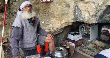 حكاية مشرد يعيش فى كهف قديم بأشهر شواطئ نيوزيلندا منذ بداية جائحة كورونا