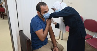 جامعة الفيوم تنهى اليوم تطعيم العاملين وهيئة التدريس بالجرعة الثانية من لقاح كورونا