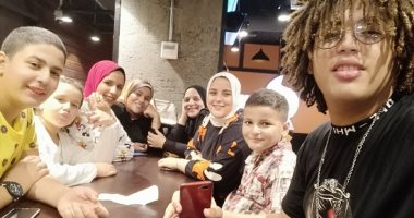 حضنها يسع من الحبايب ألف.. "أم جنة" تربى 8 أولاد 3 منهم فقط أبنائها