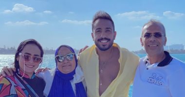شاهد كهربا يقضى إجازته مع العائلة على أحد الشواطئ