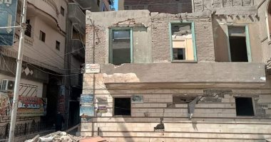 إزالة 3 عقارات تمثل خطرا على حياة السكان بالمحلة.. صور