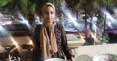 جهاد ابنة الفيوم تبدع بصناعة الخزف وتعرض منتجاتها بمعرض الصناعات اليدوية بالإسكندرية