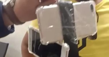 ضبط راكب أخفى موبايلات مهربة وثبتها بلاصق على جسمه بمطار القاهرة.. صور