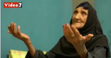 الحاجة عباسة عاصرت ملكًا و7 رؤساء جمهورية وتحلم بزيارة بيت الله الحرام (فيديو)