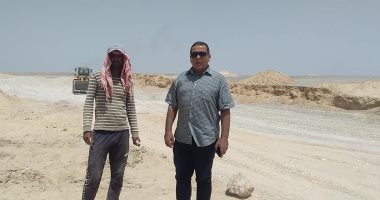 شاهد العمل فى الطريق المزدوج "الأقصر – قنا" على الطريق الصحراوى الشرقى.. صور