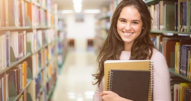 6 قطع ملابس لازم تكون فى دولابك فى سنة أولى جامعة.. التيشرت أهمهم