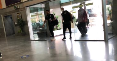 بعثة منتخب مصر تصل مطار القاهرة استعدادا للسفر إلى الجابون.. صور