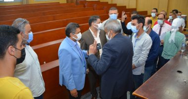 رئيس جامعة دمياط يتفقد تطعيم الطلاب والطالبات بلقاح كورونا.. صور