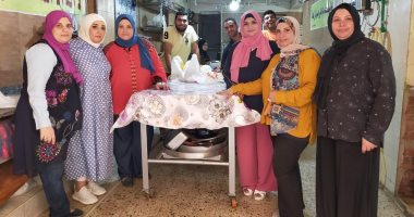 سيدات يتطوعن فى العمل الخيرى وتجهيز وجبات الطعام للمحتاجين بالمحلة.. فيديو وصور