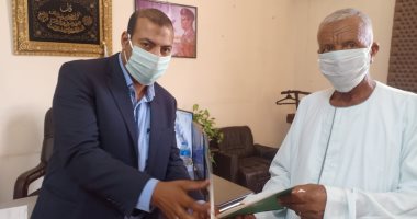 محافظ كفر الشيخ يشهد تسليم 17 عقد تقنين أراضى أملاك الدولة للمستفيدين.. صور
