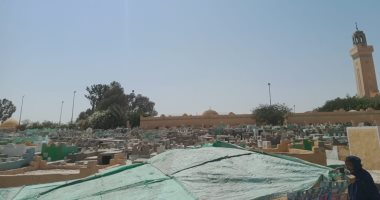قصة مكان يعشقه المنياوية.. البهنسا "البقيع الثانى" لضمه جثامين الصحابة والتابعين وشجرة مريم العذراء.. وأجواء احتفالية بمظاهر مختلفة والجمعة الأكثر ازدحاما.. وفسحة الجمل بـ10 جنيهات والحصان بـ5.. فيديو وصور