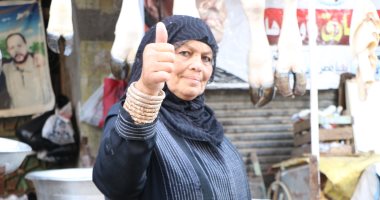 السكين والمستحد مش لعبة أى حد.. المعلمة سهير 50 سنة فى مهنة الجزارة.. صور