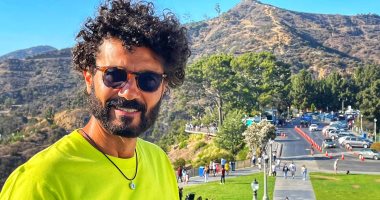 خالد النبوى في شوارع أوروبا بالملابس الرياضية والقهوة والبرجر