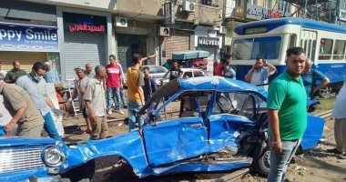 انقسام سيارة إلى نصفين وإصابة شخصين فى تصادم ترام شرق الإسكندرية.. صور