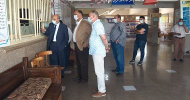 رئيس جامعة المنيا يتابع انتظام تطعيم الطلاب بلقاح كورونا فى أول أيامه