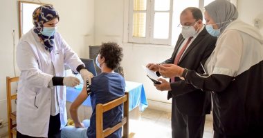 رئيس جامعة بنى سويف يشيد بالإقبال على مراكز تلقى لقاح كورونا بالجامعة.. صور