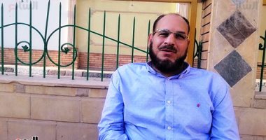 رحلة بطل على كرسى متحرك.. "محمد" أصيب بشلل الأطفال فى الـ 20 من عمره.. قهر الأمية ووصل إلى الدكتوراه فى النحو والصرف بالفيوم.. ويؤكد: لا أستمع لأى كلمات محبطة.. أعرف طريقى جيدا.. وحلمى التدريس بالجامعة.. فيديو