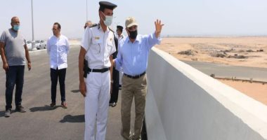 محافظ جنوب سيناء يتابع كوبرى شرم الشيخ دهب وأعمدة الإنارة.. صور